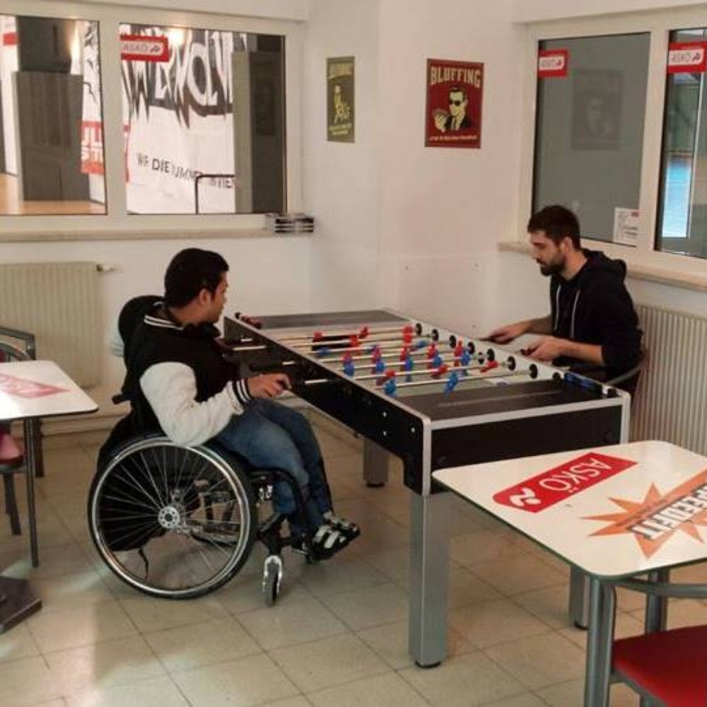 Calciobalilla SPECIAL CHAMPION aste rientranti piano gioco corto vetro per disabilità-3